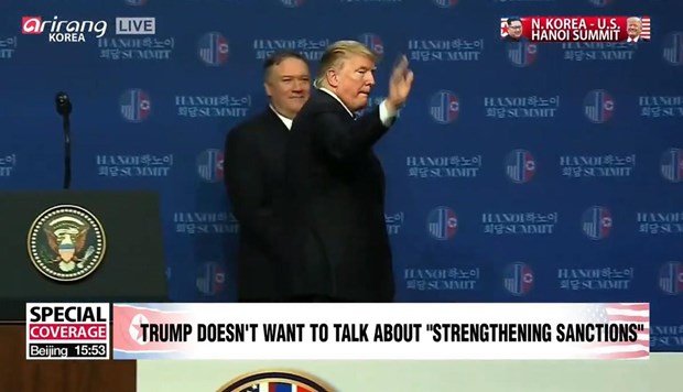 Ông Trump vẫy tay chào các nhà báo, kết thúc cuộc họp báo