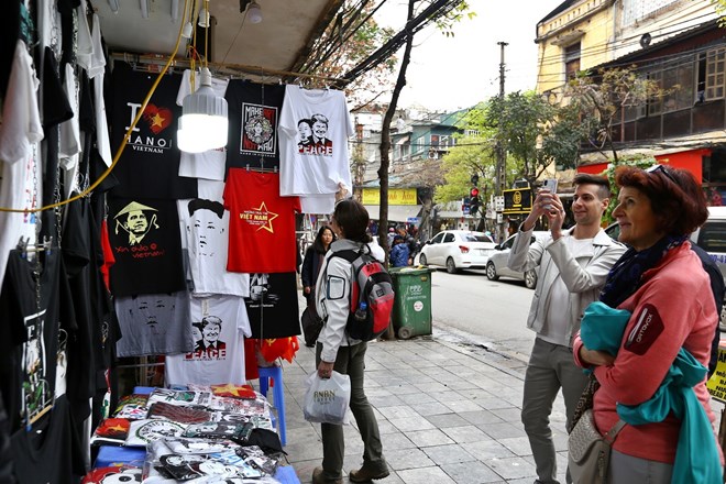 oreign tourists visit a shop selling souvenirs of the second summit between the US and the Democratic People's Republic of Korea in Hanoi on February 27 and 28 (Photo: VNA)