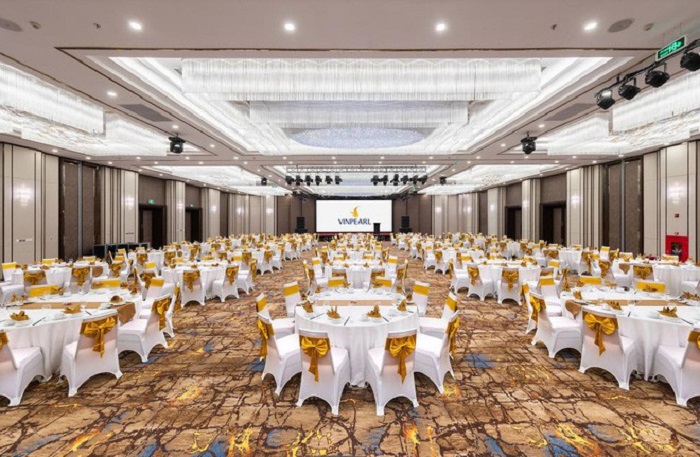 Hệ thống phòng họp sang trọng và đa dạng gồm ballroom có sức chứa lên tới 900 khách, 4 phòng họp riêng tư được trang bị hiện đại, với thiết bị âm thanh, ánh sáng đáp ứng đẳng cấp quốc tế… Đây cũng là điểm hội tụ sang trọng của người dân thành phố khi có các sự kiện trọng đại như gặp gỡ, cưới hỏi…