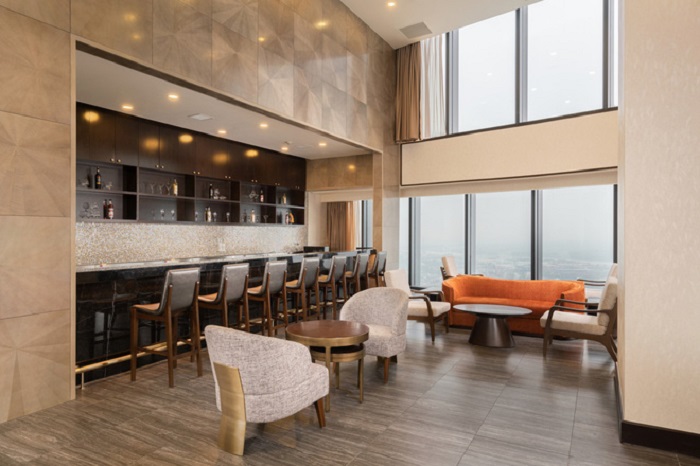 Với chiều cao độc tôn như một đài quan sát trên cao, Sky Bar của Vinpearl Hotel Imperia Hải Phòng chính là điểm hẹn không thể bỏ qua nếu muốn chiêm ngưỡng toàn cảnh của thành phố từ trên cao. Đó cũng là lý do Vinpearl Hotel Imperia được coi là biểu tượng hoa lệ của thành phố Hải Phòng hiện đại và năng động!