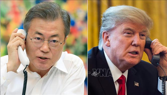 Tổng thống Mỹ Donald Trump (phải) và Tổng thống Hàn Quốc Moon Jae-in trong một cuộc điện đàm. Ảnh: Yonhap/ TTXVN