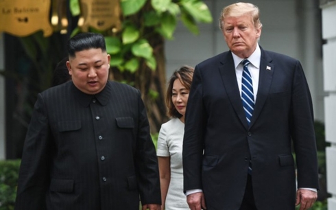Lãnh đạo Triều Tiên Kim Jong-un (trái) và Tổng thống Mỹ Donald Trump tại Hà Nội. Ảnh: AFP