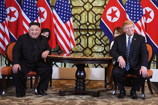 Tổng thống Trump và nhà lãnh đạo Kim Jong-un gặp gỡ báo chí trước thềm đối thoại ngày 28-2. Ảnh: AFP