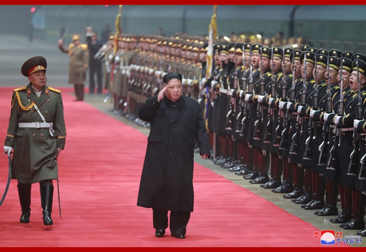 Ông Kim Jong Un tươi cười niềm nở khi về đến ga Bình Nhưỡng