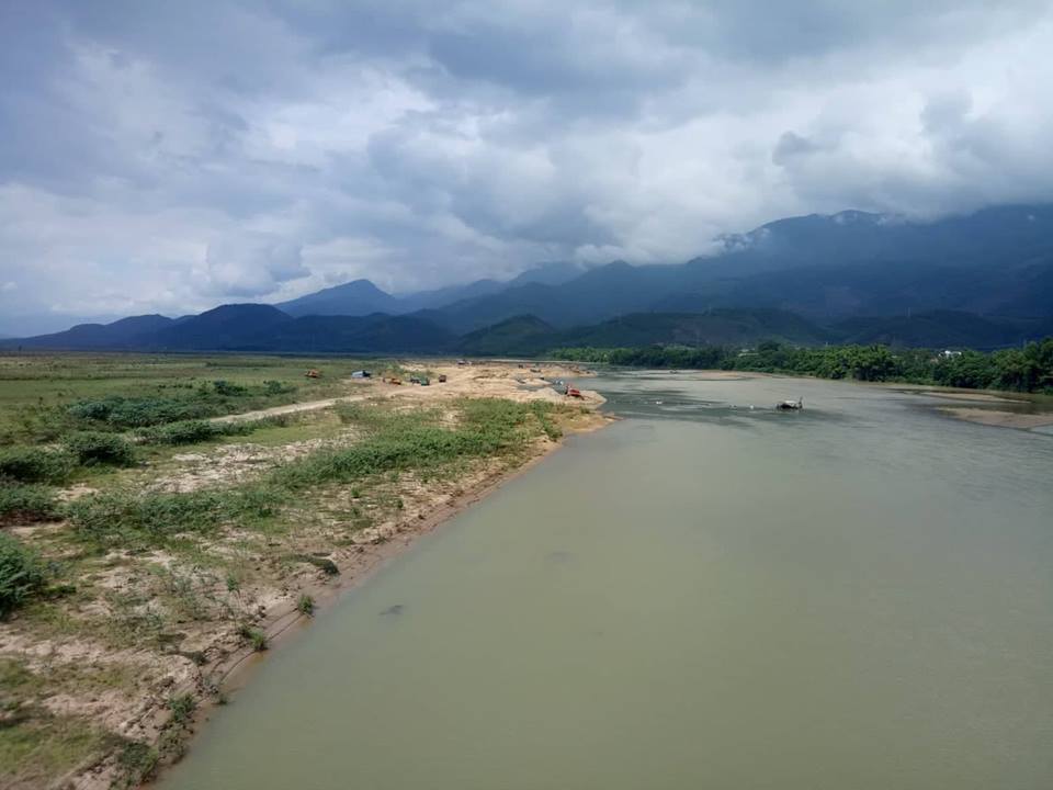 Đắp 3.700 bao cát chặn cửa sông Quảng Huế