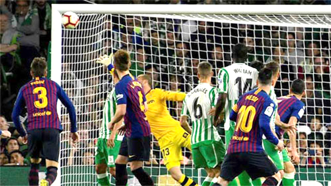 Messi lập hat-trick, Barca bỏ xa hai đội thành Madrid