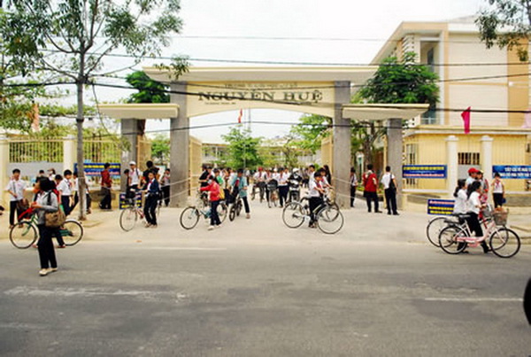 Trường THCS Nguyễn Huệ đón nhận Huân chương Lao động hạng nhì