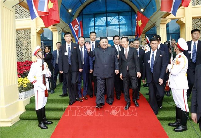 Chairman of the Workers’ Party of Korea (WPK) and the State Affairs Commission of the Democratic People’s Republic of Korea (DPRK) Kim Jong-un walked out of the Dong Dang station after his arrival in Vietnam on February 26 (Photo: VNA)