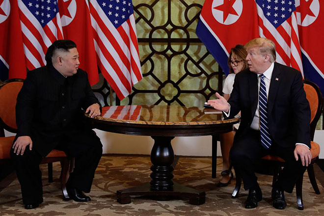 Nhà lãnh đạo Triều Tiên Kim Jong-un và Tổng thống Mỹ Donald Trump có cuộc gặp riêng trong 30 phút vào ngày 28-2. Ảnh: AP