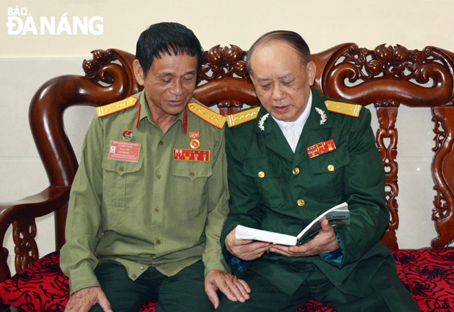 Đại tá Cao Xuân Đại (trái), Trưởng ban Liên lạc Cựu chiến binh Trung đoàn 143, nguyên Trung đoàn trưởng Trung đoàn 143, trao đổi với đại tá Nguyễn Thọ Thăng.