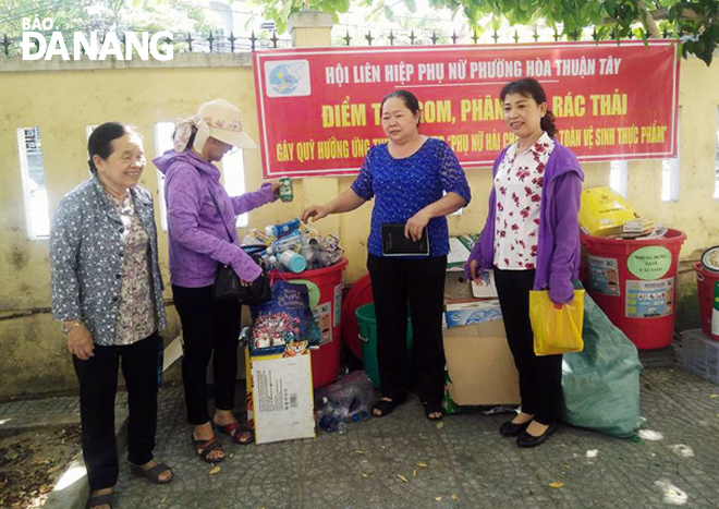 Hội LHPN phường Hòa Thuận Tây tổ chức “Điểm thu gom phân loại rác thải” ngay tại trụ sở UBND phường.