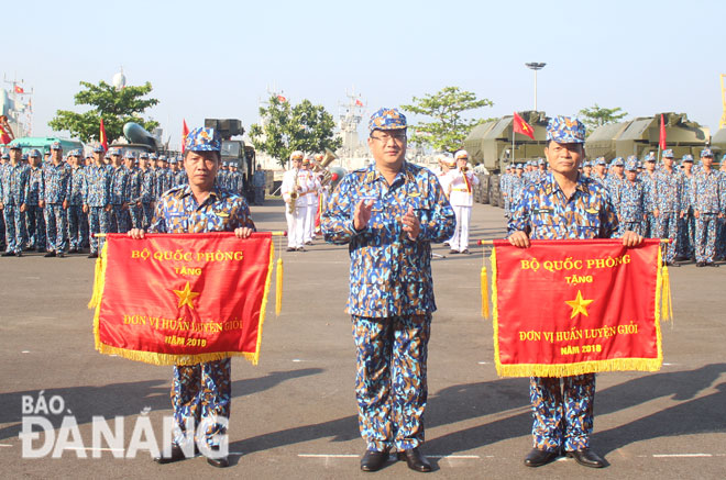 Phó đô đốc Phạm Hoài Nam,Tư lệnh quân chủng Hải quân trao cờ 