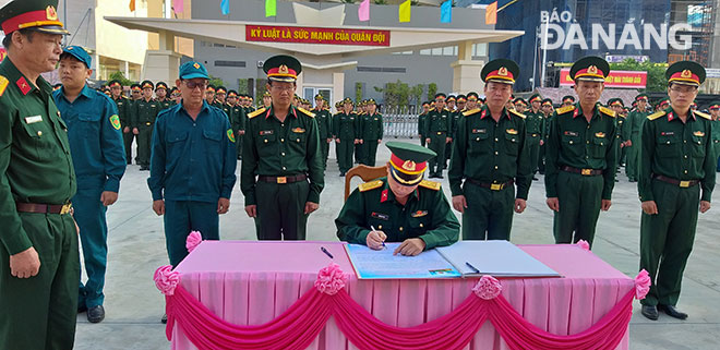 Lực lượng vũ trang thành phố ký giao ước thi đua 