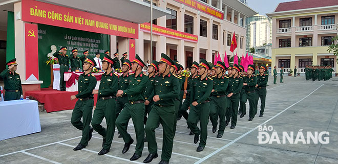 Khối lực lượng vũ trang thành phố duyệt binh tại lễ ra quân huấn luyện