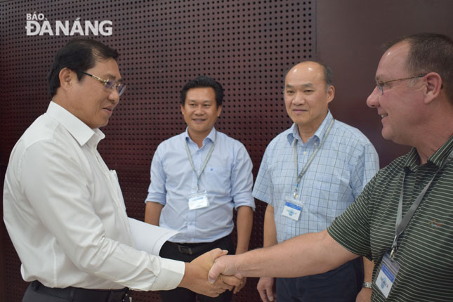 Da Nang People’s Committee Chairman Huynh Duc Tho receiving the KeyTronicEMS leaders