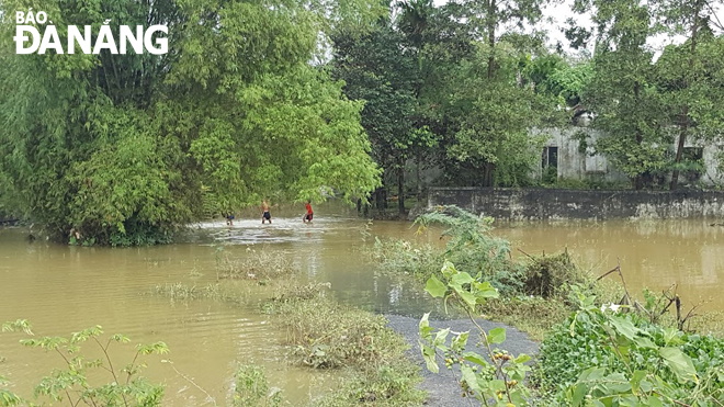 Ngập úng ở thôn Trung Sơn, xã Hòa Liên trong trận mưa ngày 9-12-2018. Ảnh do Phòng Kinh tế - Hạ tầng Hòa Vang cung cấp.