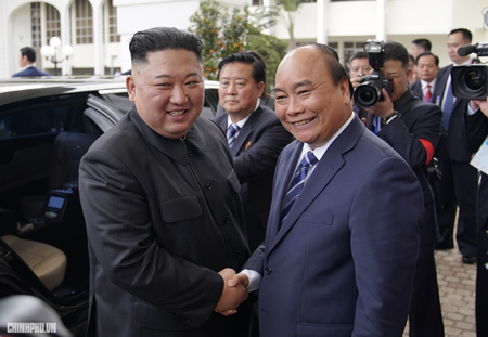 Thủ tướng Nguyễn Xuân Phúc đón Chủ tịch Triều Tiên Kim Jong Un. Ảnh: VGP/Quang Hiếu 