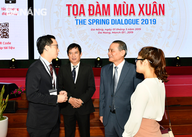 Bí thư Thành ủy Trương Quang Nghĩa (thứ 2, từ phải sang) trao đổi với các đại biểu bên lề Tọa đàm mùa Xuân 2019.Ảnh: ĐẶNG NỞ
