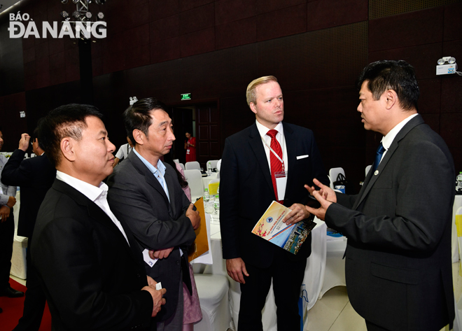 Các đại biểu bàn thảo về công tác đầu tư vào Đà Nẵng.