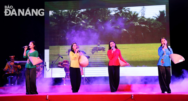 Sự kết hợp của các giọng ca chuyên dòng dân ca và dàn nhạc công của Nhà hát tuồng Nguyễn Hiển Dĩnh tạo nên tiết mục đặc sắc phục vụ quần chúng.