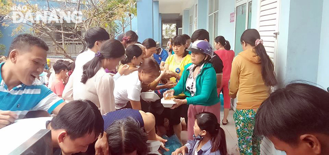 Câu lạc bộ Hoa ưu đàm trao suất ăn cho các bệnh nhân Bệnh viện Chỉnh hình và Phục hồi chức năng Đà Nẵng.