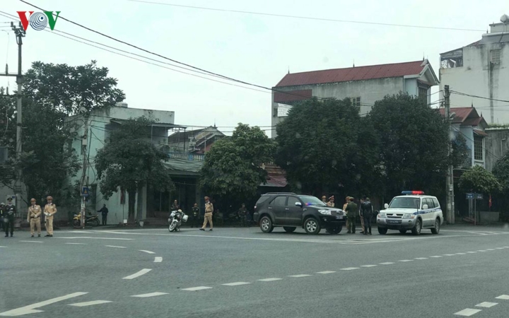 Đường QL1A hướng về ga Đồng Đăng bị cấm, các lực lượng công an đang thực hiện nhiệm vụ sáng 2-3.