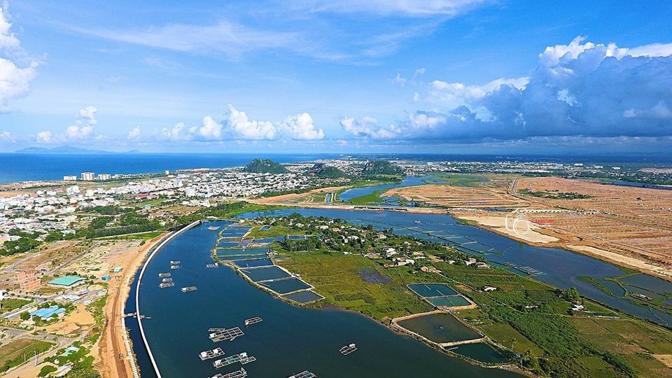 An overview of the Co Co River in Da Nang