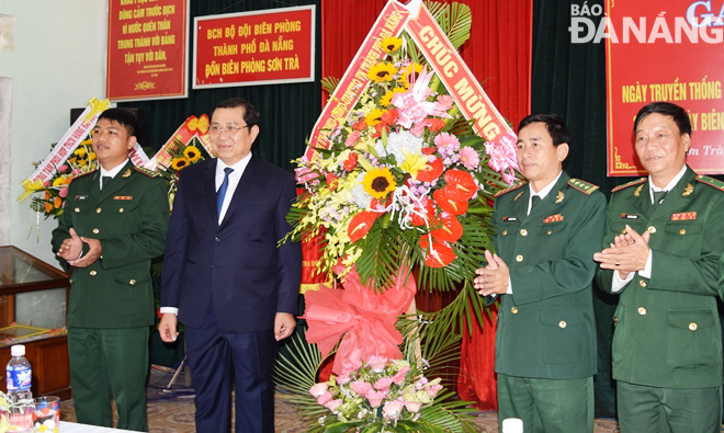 Chủ tịch UBND thành phố Huỳnh Đức Thơ tặng lẵng hoa chúc mừng cán bộ, chiến sĩ Đồn Biên phòng Sơn Trà.