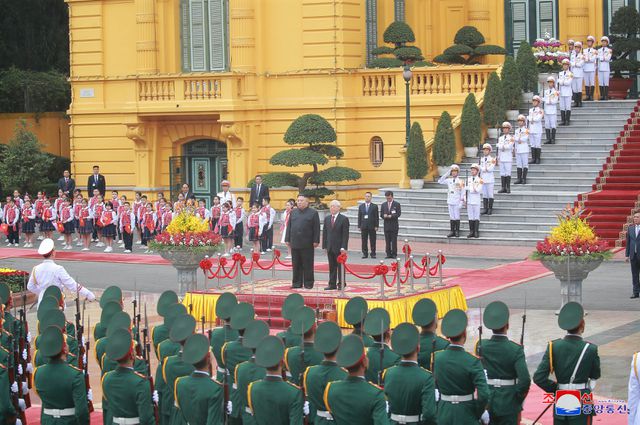 15h30 chiều 1-3, Tổng Bí thư, Chủ tịch nước Nguyễn Phú Trọng chủ trì lễ đón chính thức Chủ tịch Triều Tiên Kim Jong-un tại Phủ Chủ tịch.