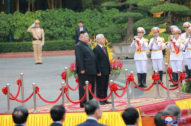 Tổng Bí thư, Chủ tịch nước Nguyễn Phú Trọng mời Chủ tịch Triều Tiên Kim Jong-un bước lên bục để cử hành nghi lễ chính thức của lễ đón chính thức dành cho nguyên thủ quốc gia.