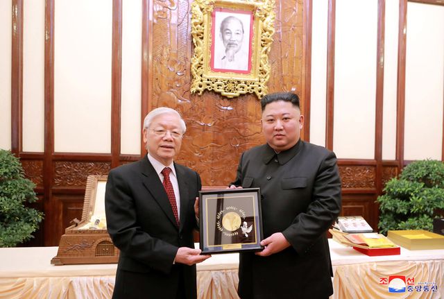 Tổng Bí thư, Chủ tịch nước Nguyễn Phú Trọng trao tặng phẩm cho Chủ tịch Triều Tiên Kim Jong-un.