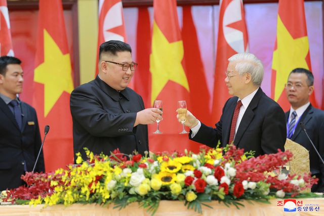 Tối 1-3, Tổng Bí thư, Chủ tịch nước Nguyễn Phú Trọng chủ trì tiệc chiêu đãi chào mừng Chủ tịch Triều Tiên Kim Jong-un thăm hữu nghị chính thức Việt Nam.