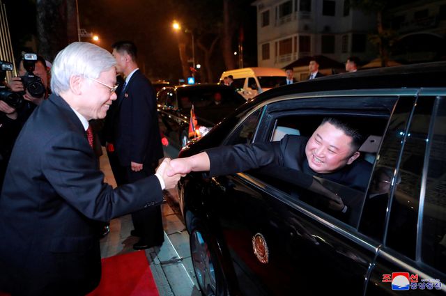 Tổng Bí thư, Chủ tịch nước Nguyễn Phú Trọng tiễn Chủ tịch Triều Tiên Kim Jong-un sau khi kết thúc tiệc chiêu đãi.