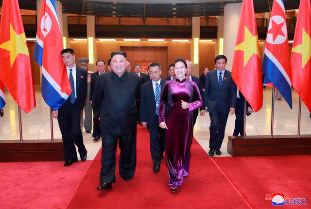 Chiều ngày 1-3, tại Nhà Quốc hội, Chủ tịch Quốc hội Nguyễn Thị Kim Ngân hội kiến với Chủ tịch Triều Tiên Kim Jong-un đang thăm Việt Nam.