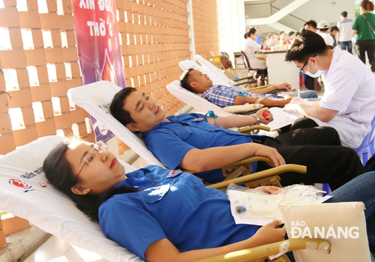Đoàn viên, thanh niên khối Các cơ quan thành phố hiến máu tình nguyện.
