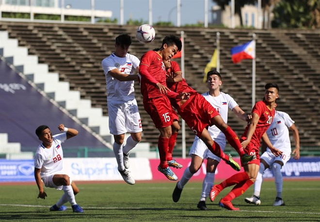 Vietnam players are against the Philippines during the ASEAN U22 Championship in Cambodia. The Vietnamese team are asked to gold medal at the coming SEA Games. (Photo: foxsports.com.vn)