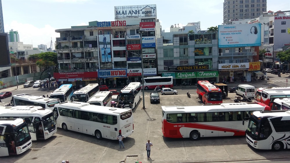 Coaches parked at a site in Đà Nẵng’s downtown in rush hour. The city plans to ban the operation of 45-seat coach in the city centre during rush hour to ease congestion. — VNS Photo Công Thành Read more at http://vietnamnews.vn/society/484469/da-nang-bans-coaches-from-traffic-hotspots.html#Udsi0V7oGM1HktTt.99