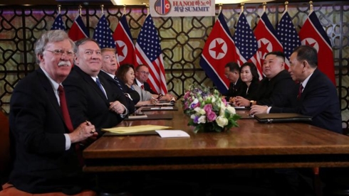 Ông Bolton xuất hiện tại cuộc họp mở rộng song phương giữa phái đoàn Mỹ-Triều. (Ảnh: Reuters)
