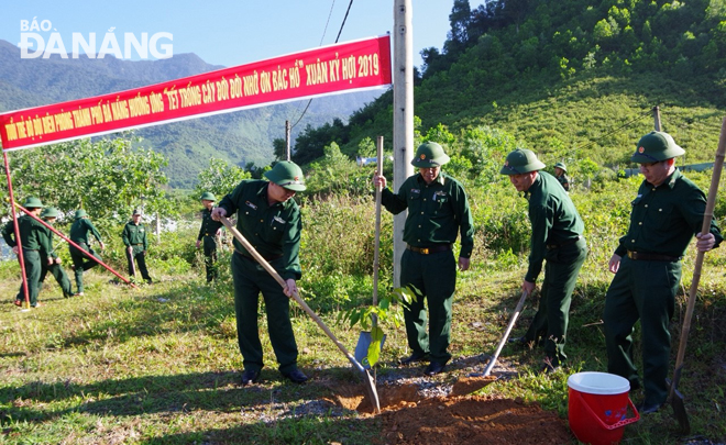 Lãnh đạo Bộ Chỉ huy Bộ đội Biên phòng thành phố tham gia “Tết trồng cây đời đời nhớ ơn Bác Hồ” đầu xuân Kỷ Hợi.      Ảnh: BÁ VĨNH 