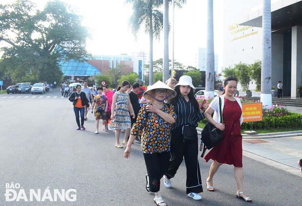 Cruise ship passengers at the Museum of Da Nang