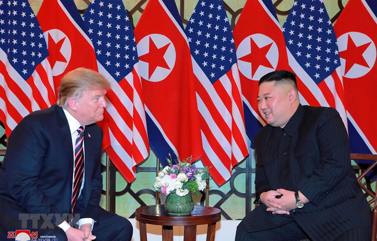 Tổng thống Mỹ Donald Trump (trái) trong cuộc gặp Chủ tịch Triều Tiên Kim Jong-un tại ngày làm việc đầu tiên của Hội nghị thượng đỉnh Mỹ-Triều lần hai ở Hà Nội, ngày 27-2-2019. (Ảnh: AFP/TTXVN)