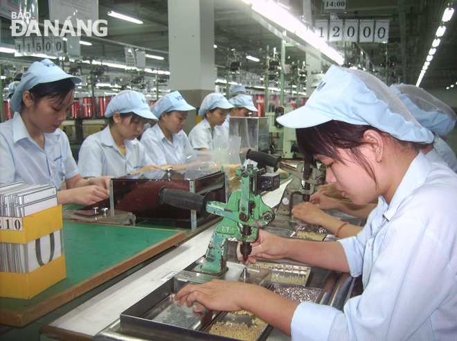 Human resource training is one of the main pillars of international consultancy to boost Da Nang’s growth by 2030. Here is a view of the manufacture of electronic components in the Hoa Khanh Park 