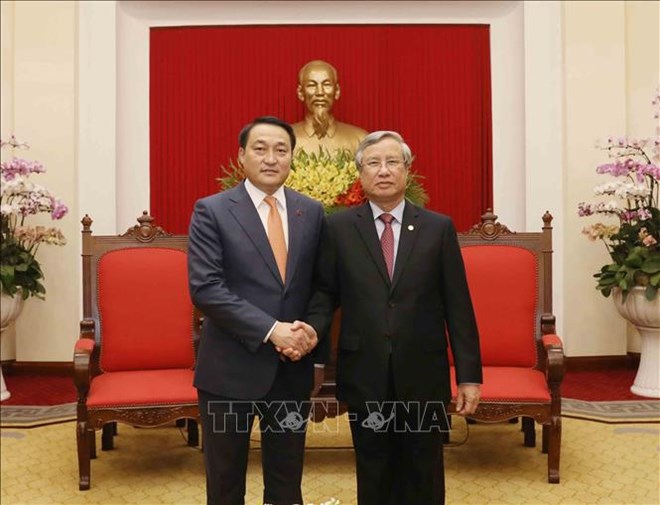 Politburo member and permanent member of the CPV Central Committee’s Secretariat Tran Quoc Vuong (R) and MPP Secretary General Amarbayasgalan (Source: VNA)