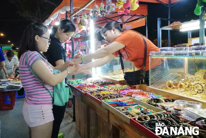 Khách du lịch trong nước tham quan, mua sắm tại chợ đêm Sơn Trà (quận Sơn Trà).