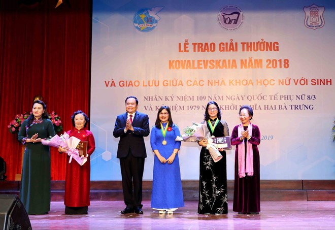 Prof. Dr. Nguyen Thi Lan (second, right), Director of the Vietnam National University of Agriculture, and representatives of the group of female environmental technology scientists at the Hanoi University of Science receive the Kovalevskaya Award at the ceremony in Hanoi on March 4 (Photo: VNA)