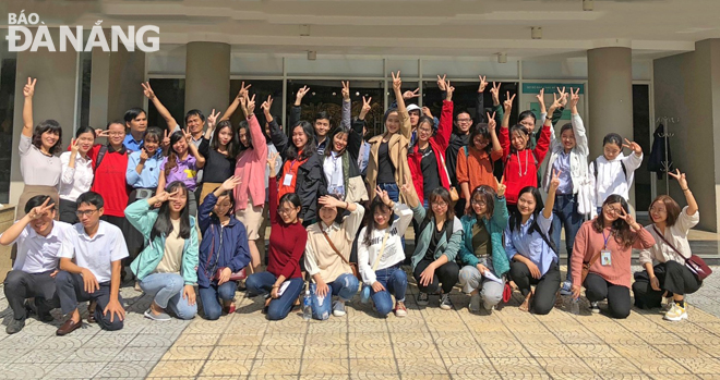 Volunteers participating in supporting for the ‘Colours of Year of the Pig 2019’ exhibition at the Da Nang Fine Arts Museum.