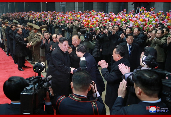 Hãng thông tấn trung ương Triều Tiên sáng 5/3 đưa tin, Chủ tịch Kim Jong Un và đoàn tháp tùng đã về tới Bình Nhưỡng vào 3h rạng sáng cùng ngày (giờ địa phương). Ảnh: KCNA.