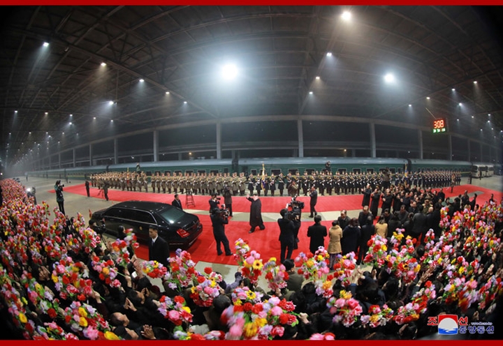 Chào đón nhà lãnh đạo Kim Jong Un tại sân ga Bình Nhưỡng có Chủ tịch Quốc hội Triều Tiên Kim Yong-nam, Thủ tướng Triều Tiên Pak Pong-ju và nhiều quan chức cấp cao khác của Triều Tiên. Ảnh: KCNA. 