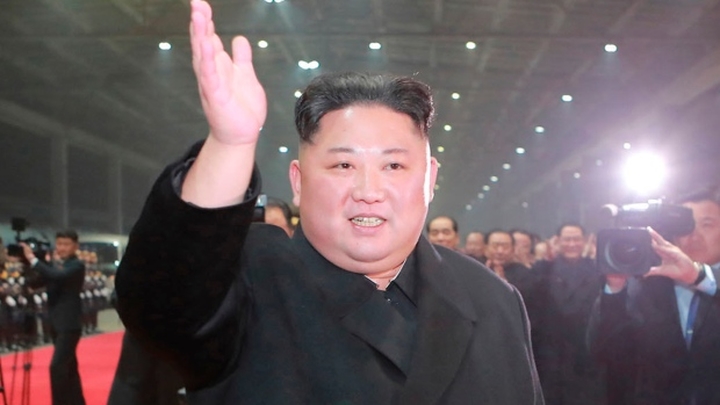 Nhà lãnh đạo Triều Tiên tươi cười chào đón người dân tại sân ga. Ảnh: KCNA.