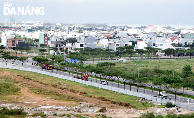 Người dân cần thận trọng khi đầu tư vào bất động sản. TRONG ẢNH: Các dự án đất nền ở khu vực tây bắc thành phố được nhiều người tìm mua. 				                       Ảnh: HOÀNG HIỆP